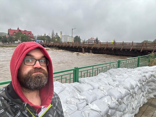 O!Polska Deputy Editor-in-chief standing in front of the bridge that had started to flood when we reached there. 